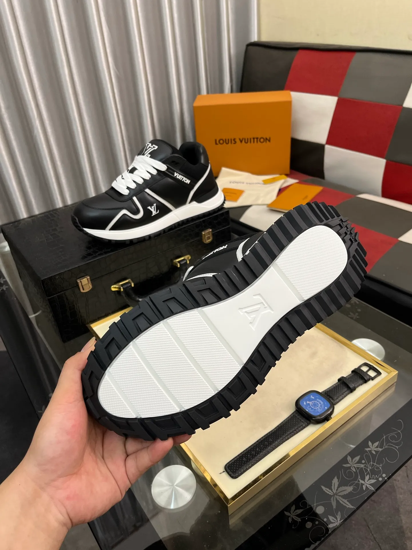 Men's Men's Shoes 💰760⌚️⌚️LV Classic men's sneakers are shipped. Lightweight thick-soled chubby bread shoes, super versatile and multiple styles are coming! This sneaker is made of smooth cowhide punching and grained cowhide stitching to create an elegant design. Grained cowhide is stitched with technical mesh, and smooth cowhide and grained cowhide are combined in multiple styles. The color is classic and versatile, and it can be easily integrated into various styles. The eye-catching LV letters are marked on the side of the shoe, the tongue is decorated with LV embroidered letter web logo, the brand logo is screen-printed on the heel, and the lightweight rubber outsole is embellished with Vuitton's personalized logo. The fabric-lined foot pads make your feet fashionable, handsome and versatile! Comes with full original packaging! Size: 35-46 (40 for women, 38.45.46 for men, customized)